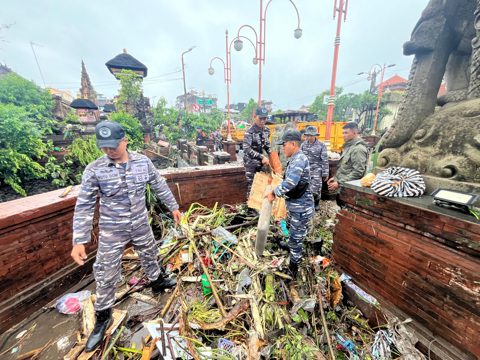Aksi Cepat Tanggap Darurat, Prajurit Lanal Denpasar Bersama Masyarakat Atasi Bencana Banjir di Kota Denpasar