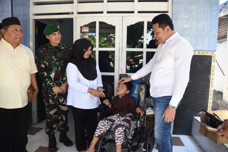 Wujud Nyata Kepedulian Bupati Sidoarjo, Tiga Warga Dapat Bantuan Kursi Roda