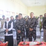 Pangkoarmada II Dampingi Gubernur Jatim Serahkan Bantuan Sosial Kepada Masyarakat Pulau Bawean