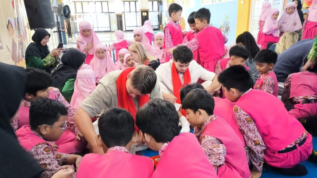 Meriah! Sekolah Mulia Kenalkan Tari, Musik, dan Permainan Tradisional pada Mahasiswa Belanda