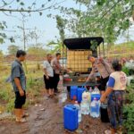 Kapolsek Winongan Distribusikan Air Bersih ke Warga Pelosok Dusun Guwo