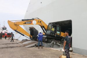 Sandar di Kota Baru, KRI Makassar-590 Embarkasi Alat Berat Dukung Penanganan Bencana di Aceh dan Sumatera