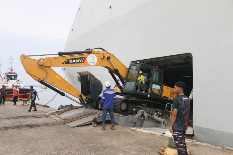 Sandar di Kota Baru, KRI Makassar-590 Embarkasi Alat Berat Dukung Penanganan Bencana di Aceh dan Sumatera