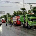 Dishub Gresik Tertibkan Truk Parkir Liar di Exit Tol Manyar