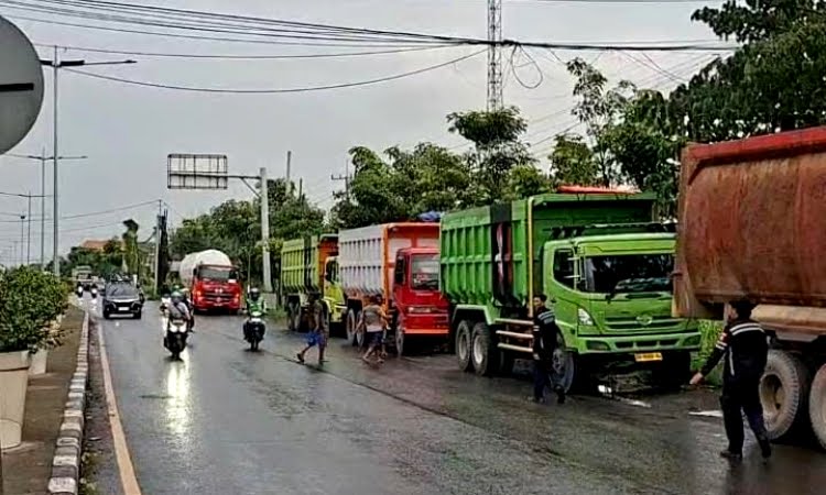 Dishub Gresik Tertibkan Truk Parkir Liar di Exit Tol Manyar