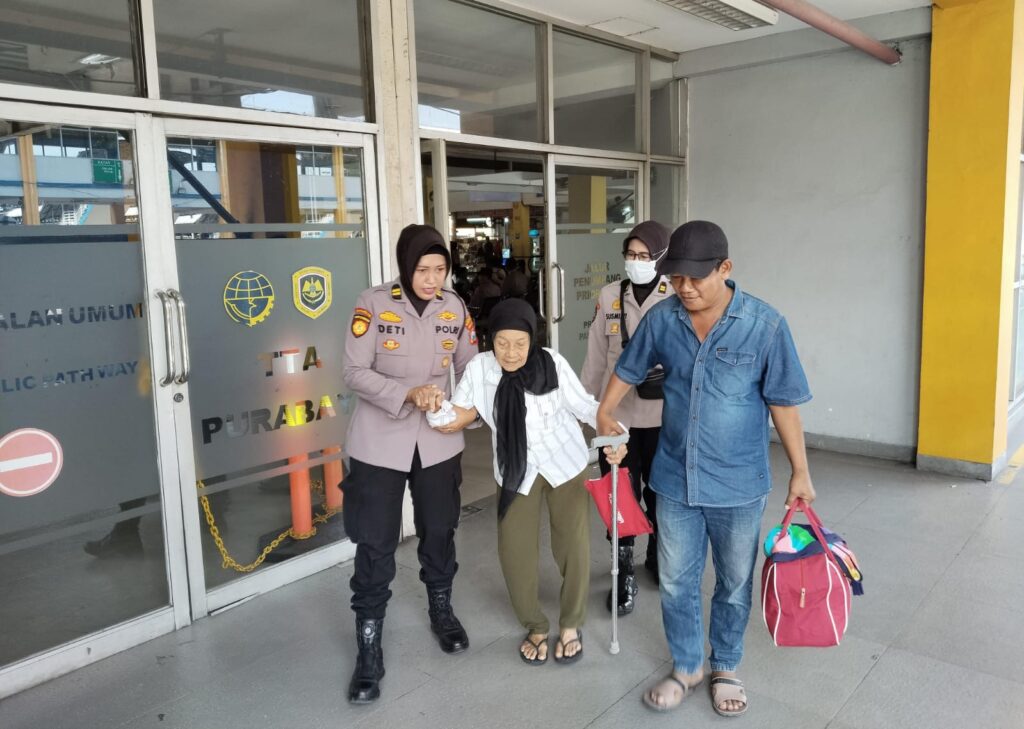 Polwan Polresta Sidoarjo Bantu Lansia Naik Bus di Terminal Purabaya Saat Arus Mudik