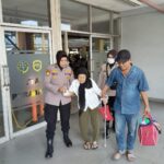 Polwan Polresta Sidoarjo Bantu Lansia Naik Bus di Terminal Purabaya Saat Arus Mudik