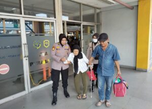 Polwan Polresta Sidoarjo Bantu Lansia Naik Bus di Terminal Purabaya Saat Arus Mudik