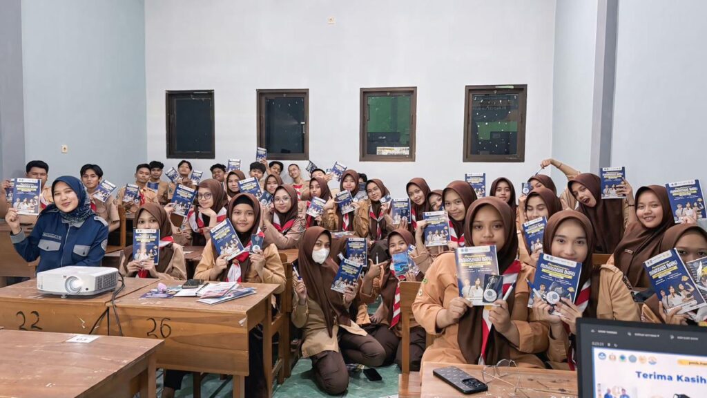 UHT Jemput Bola ke Sekolah, Siswa SMK NU Plus Sidoarjo Antusias Kenal Dunia Kampus