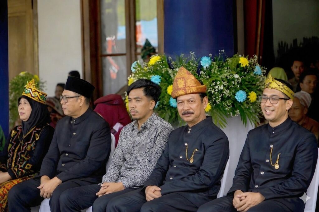 UHT Dukung Transformasi Pendidikan, Wakil Rektor II Hadiri Peringatan Hardiknas 2026 di Di Gedung Negara Grahadi Surabaya
