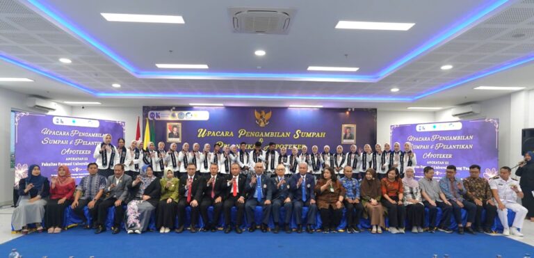 Farmasi UHT Kukuhkan 29 Apoteker Baru, Siap Berkarya untuk Indonesia