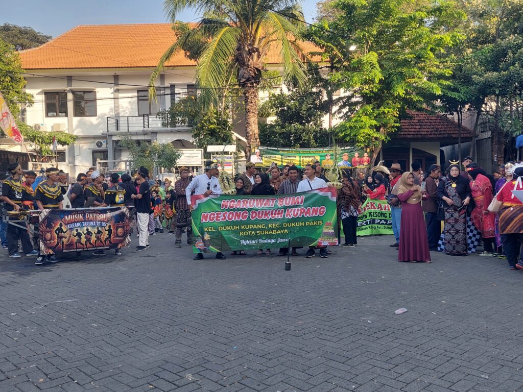 Warga Kampung Ngesong Dukuh Kupang Semarakkan Sedekah Bumi dengan Kirab Budaya