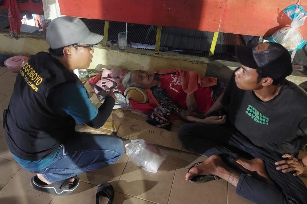 Ibu Lansia Terlantar & Sakit Parah di Lantai 2 Pasar Keputran, Tim Jogoboyo & BPBD Gerak Cepat Evakuasi ke RSUD Soetomo