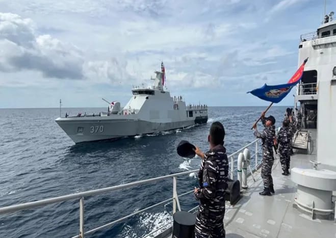 TNI AL Uji Latihan Multiperan Helikopter-KRI Saat Patroli di Perairan Balikpapan