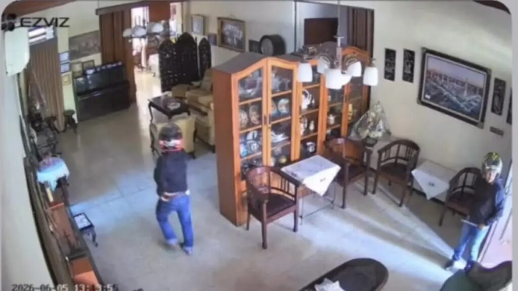 Rumah Mantan Wali Kota Surabaya Dibobol Maling, Dua Pelaku Terekam CCTV