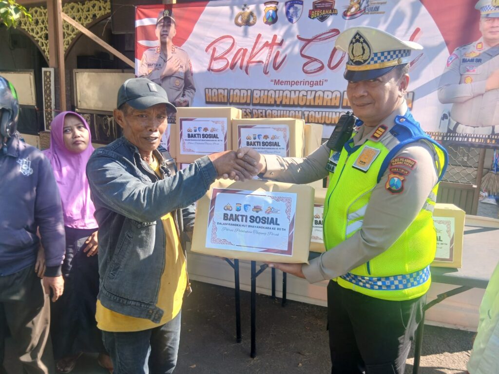 Peduli Sesama di HUT Bhayangkara ke-80, Polres Pelabuhan Tanjung Perak Bagi Sembako dan Bhakti Religi