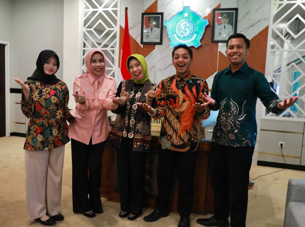Wabup Mimik Apresiasi Tiga Pelajar Sidoarjo Usung Gerakan Tukar Sampah Jadi Bibit