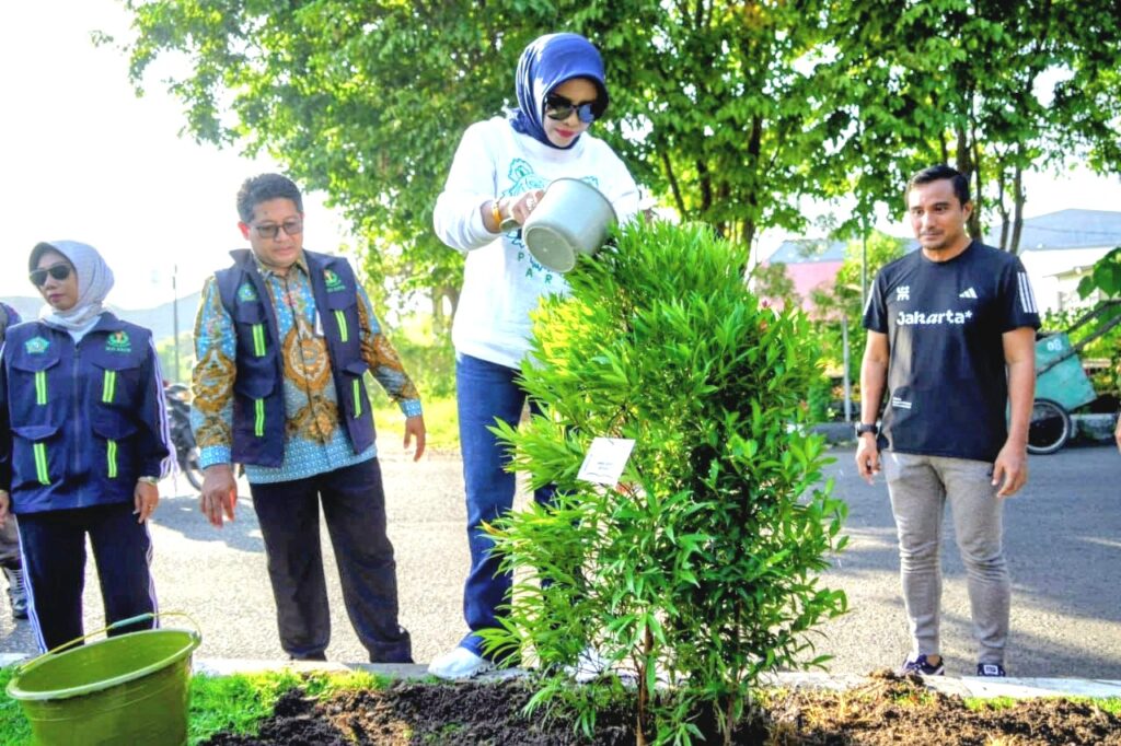 Wabup Mimik Idayana Tanam Pohon Pucuk Merah bersama ASN Sidoarjo.