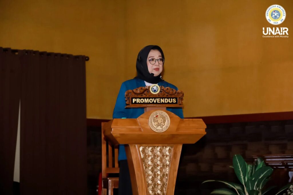 Dihadiri Empat Menteri Kabinet, Istri Pengasuh Ponpes Tebuireng Raih Gelar Doktor Pertama Program Studi Hukum dan Pembangunan UNAIR