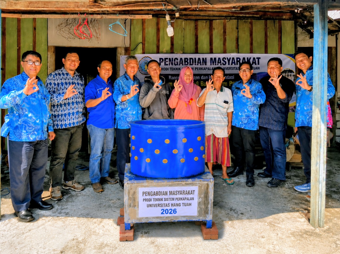 UHT Dorong Produktivitas UMKM melalui Teknologi Tepat Guna, Prodi Teknik Sistem Perkapalan Serahkan Mesin Pencabut Bulu Ayam