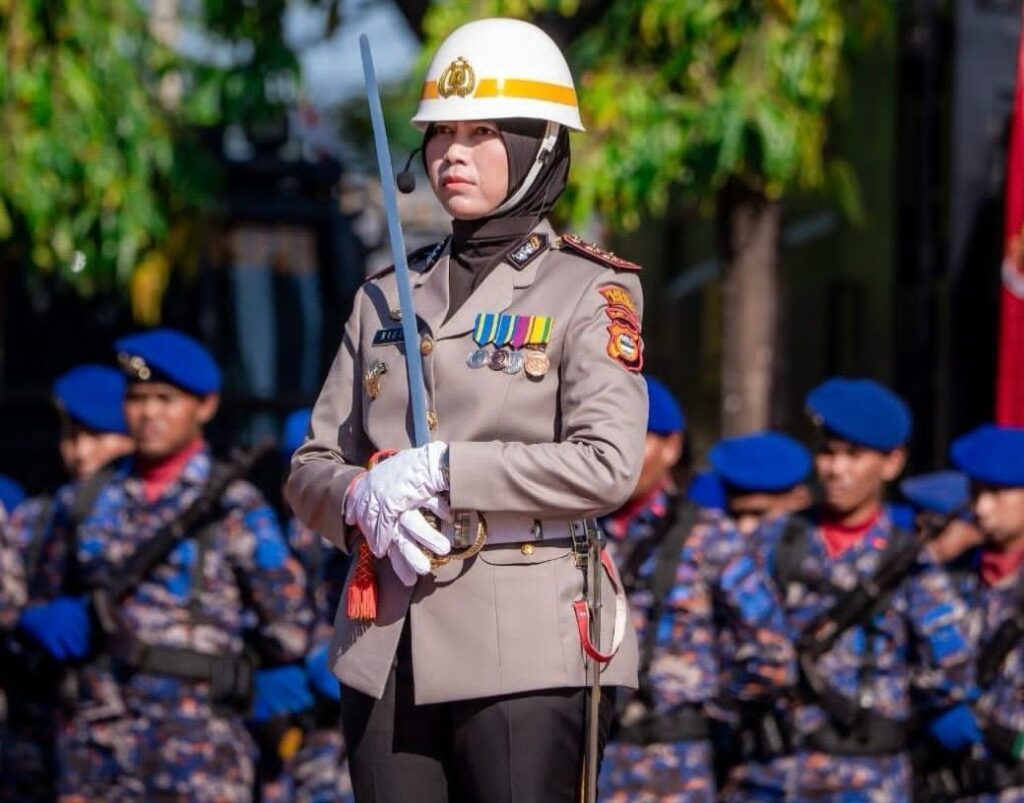 Tegap di Tengah Lapangan, AKBP Rise Sandiyantanti Jadi Sosok Polwan Komandan Upacara HUT Bhayangkara ke-80