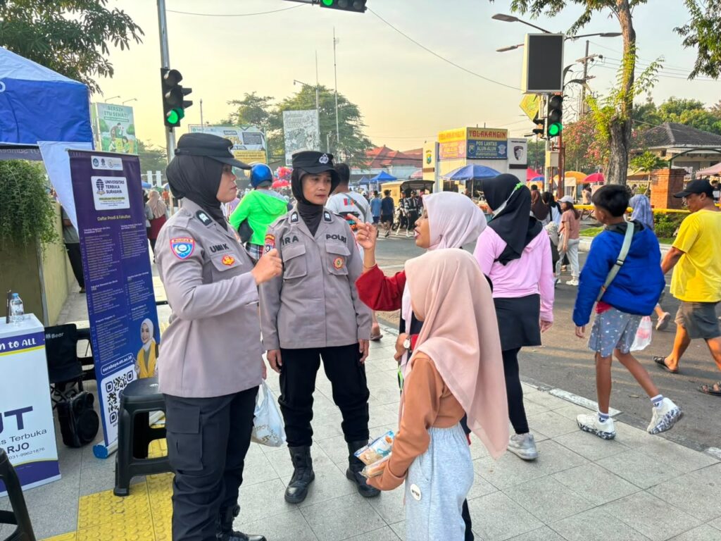 Pengamanan Humanis Polwan Polresta Sidoarjo di Car Free Day Alun-alun