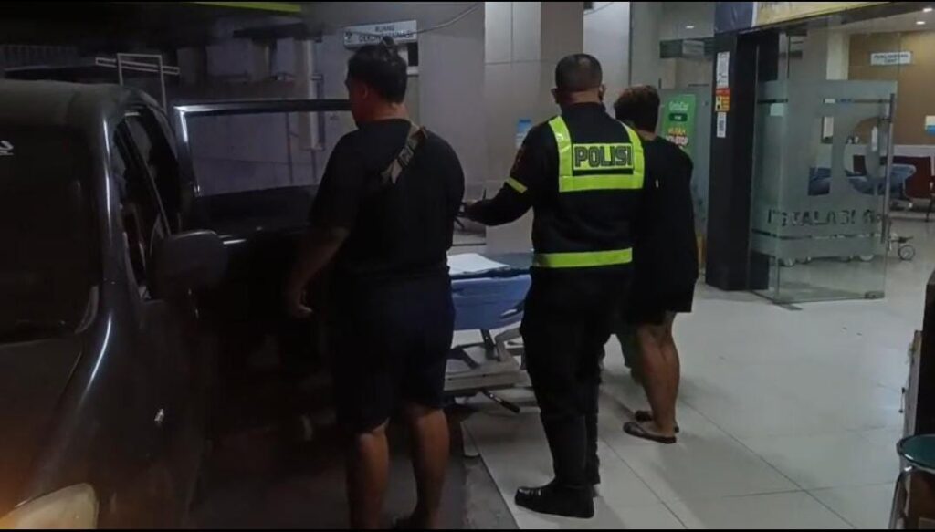 Aksi Heroik Satlantas Polres Gresik Selamatkan Wanita yang Hendak Melahirkan