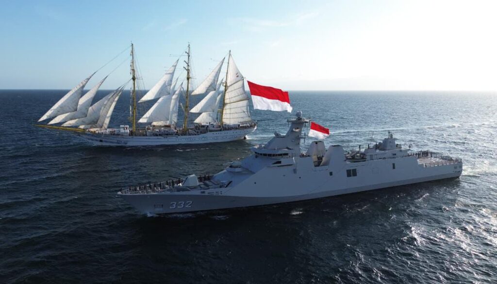 Rendezvous di Perairan Bitung, KRI Bima Suci dan KRI I Gusti Ngurah Rai-332 Laksanakan Passing Exercise