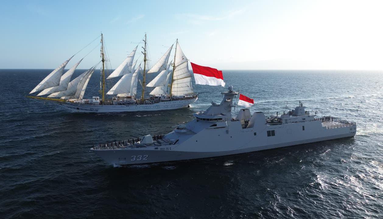 Rendezvous di Perairan Bitung, KRI Bima Suci dan KRI I Gusti Ngurah Rai-332 Laksanakan Passing Exercise