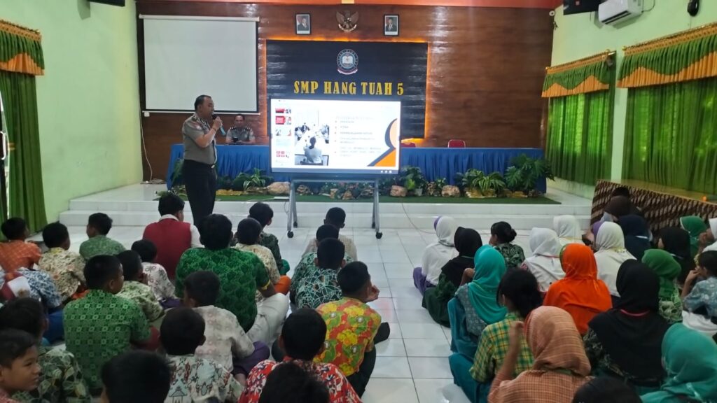 Polsek Candi Edukasi Siswa SMP Hang Tuah 5 Bahaya Bullying dan Narkoba