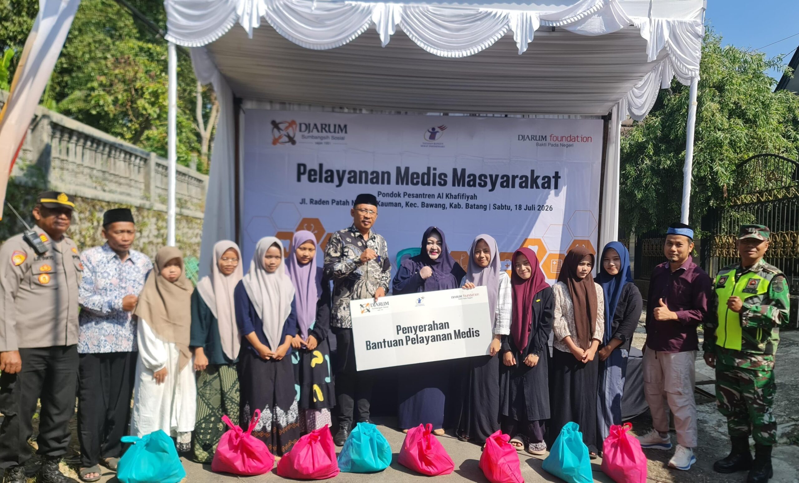 RATUSAN WARGA WUNGKIRSARI IKUTI BAKSOS DJARUM FOUNDATION DAN YBSI KE 35 DI PP AL KHAFIFIYAH BAWANG BATANG