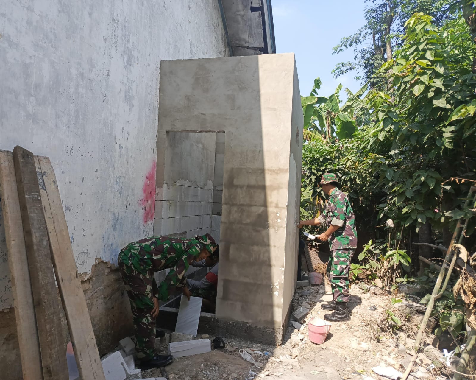 Koramil Socah Percepat Pembangunan MCK SDN Petaonan 1 Capai 85 Persen