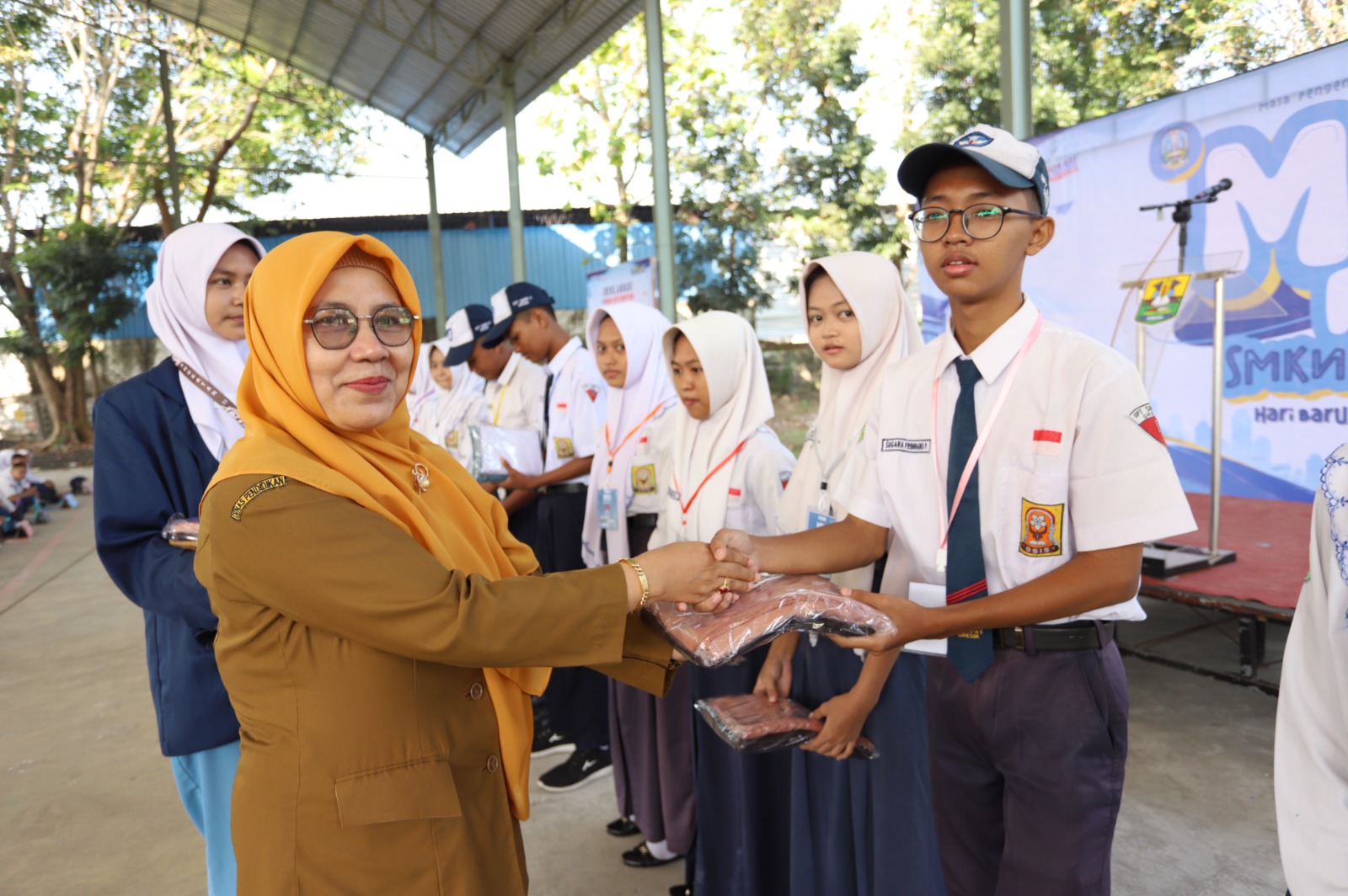 MPLS 2026 SMKN 1 Cerme Gresik Tanamkan Kepedulian Sosial, Sekolah Salurkan Bantuan Seragam bagi Siswa Kurang Mampu