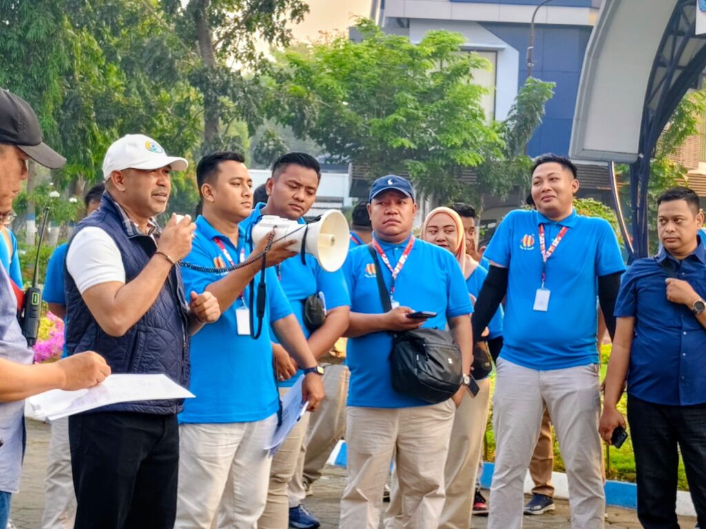 Rektor UHT Berangkatkan Family Gathering Keluarga Besar ke Banyuwangi, Perkuat Kebersamaan dan Semangat Kerja