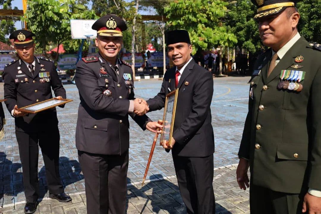 Bupati Bangkalan Hadiri HUT Bhayangkara ke-80, Terima Penghargaan dari Polres