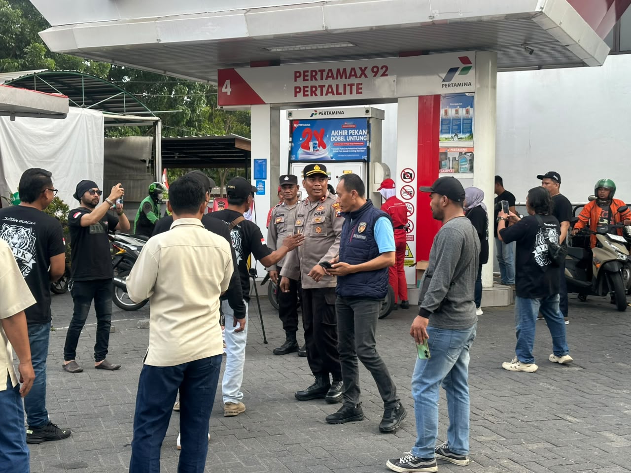 Polsek Kebomas Gandeng YALPK Group Gelar Baksos Ojol Gresik Sumringah Dapat Sembako dan BBM Gratis