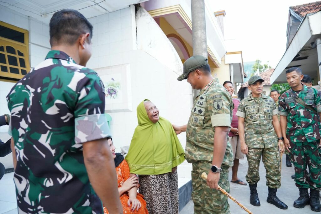 Air Mata Syukur Ibu Halimah Saat Rumahnya Mendapat Sentuhan Bakti TNI AD