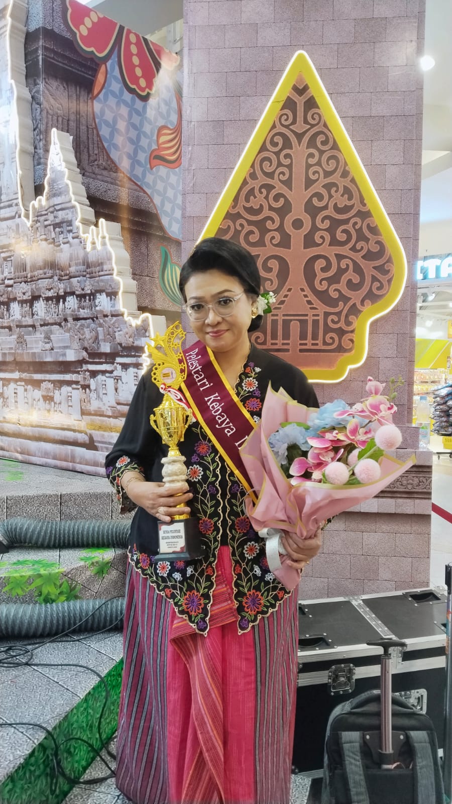Dosen FISIP UHT Terima Penghargaan Pelestari Kebaya Indonesia dari Bunda Milenial Surabaya