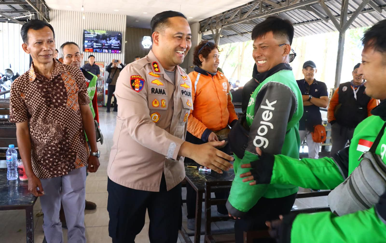 Bangun Sinergi, Kapolres Gresik Gelar Dialog Interaktif dan Bagi Bansos ke Driver Ojol