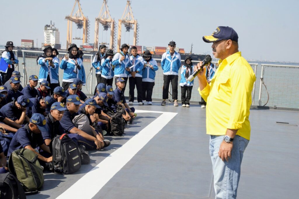 UHT Teguhkan Identitas Kampus Maritim, Mahasiswa Baru Rasakan Pengalaman “Pelaut Sehari” Bersama KRI Makassar