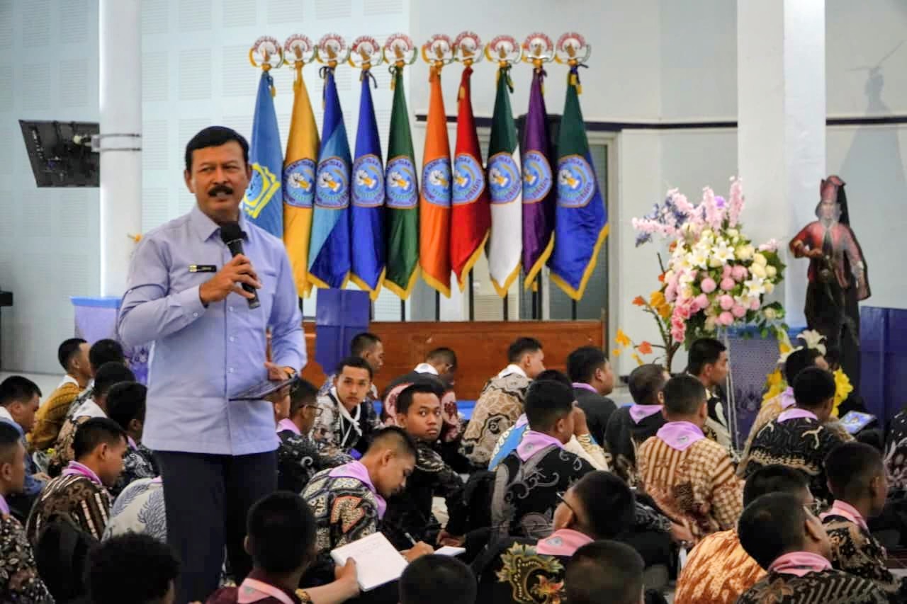 “Nggak Cuma Pinter”, Pesan Kepemimpinan Kreatif Wakil Rektor II UHT untuk Mahasiswa Baru